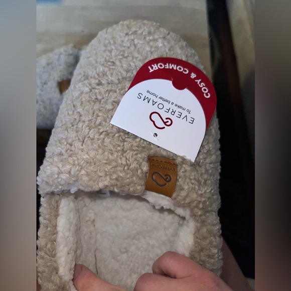 EverFoams Women’s Soft Cream Slippers Memory Foam House Shoes. US 7-8. NWT - Picture 3 of 3